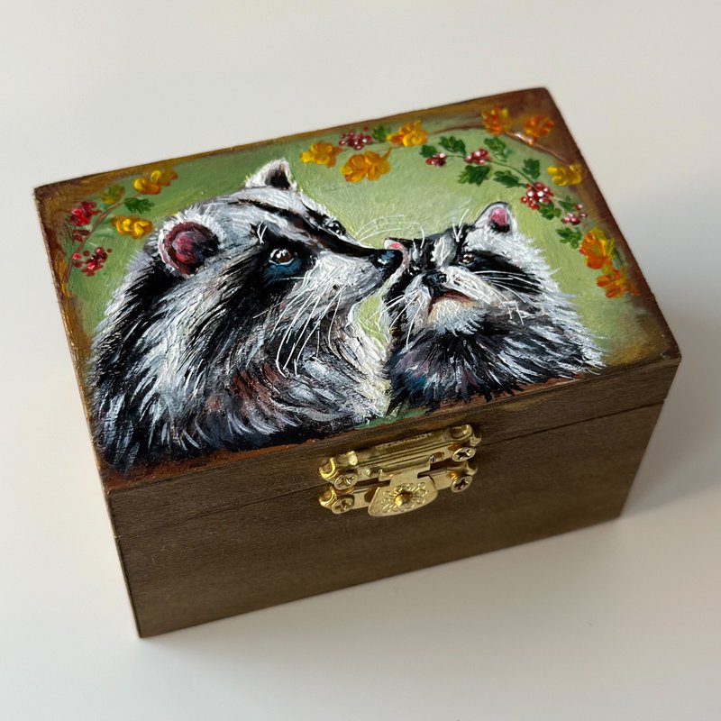 Hand-painted wooden box Raccoon Mini storage box with lock Jewelry box Woodland - 居家收納/收納盒/儲物盒 - 木頭 咖啡色