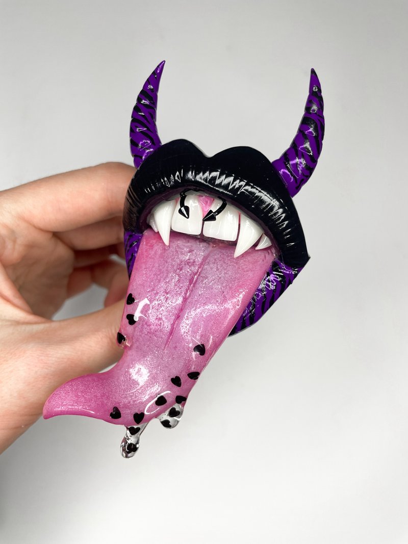 Phone grip. Black & purple lips with horns. - 其他 - 黏土 