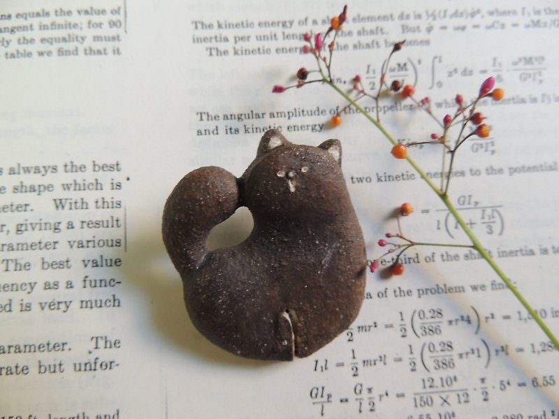 cat brouch - Brooches - Pottery Brown