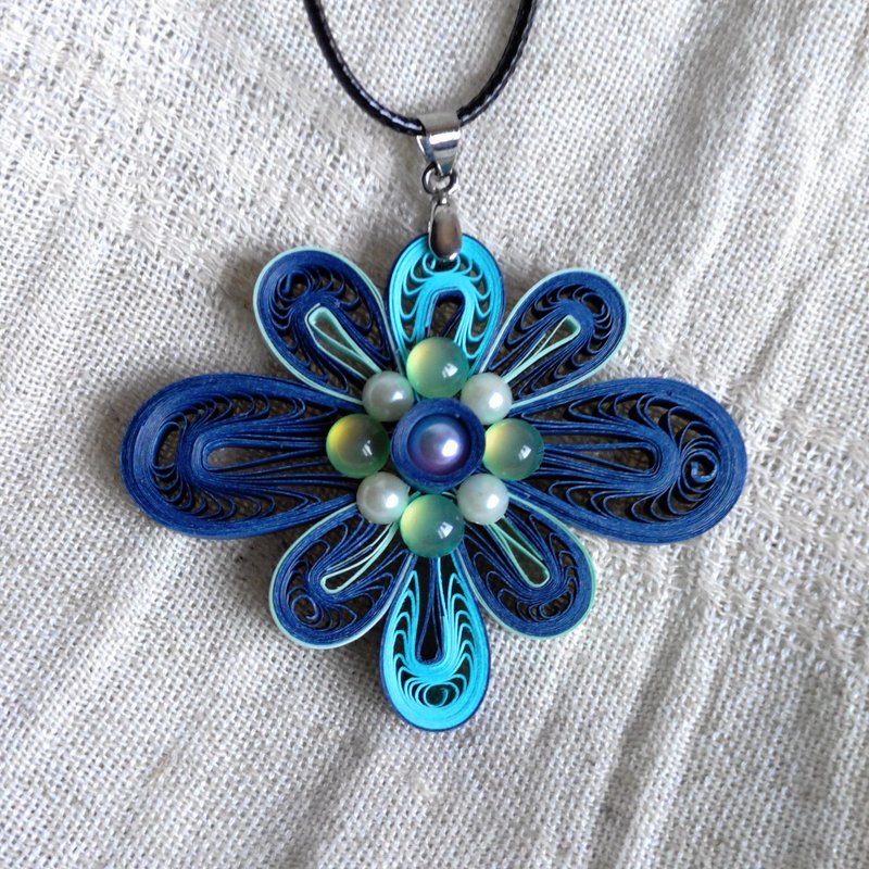 寬版藍底八瓣深藍芯捲紙珠飾項鍊 - 項鍊 - 紙 藍色