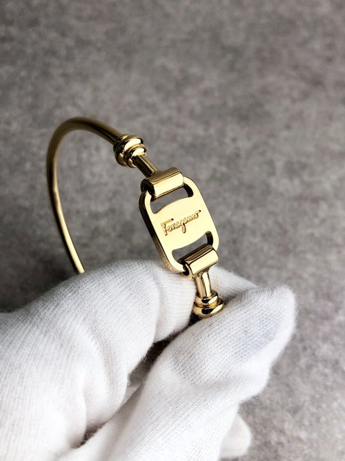 美品Ferragamo フェラガモ　ガンチーニ ゴールド ブレスレット バングル 日本直送 名牌中古包 】Salvatore Ferragamo サルヴァトーレ
