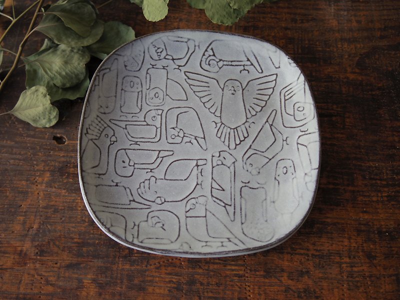 White square plate with relief parakeets
