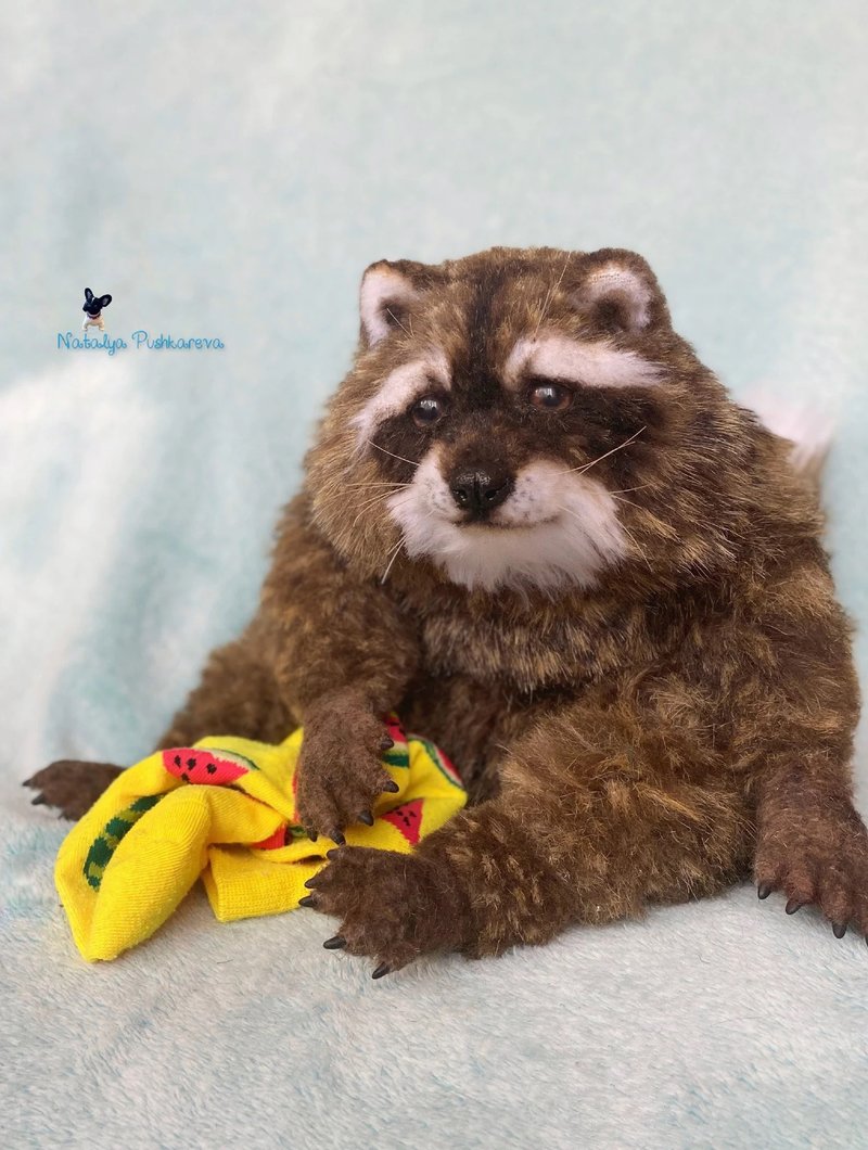 raccoon, realistic toy - ตุ๊กตา - ผ้าฝ้าย/ผ้าลินิน สีนำ้ตาล