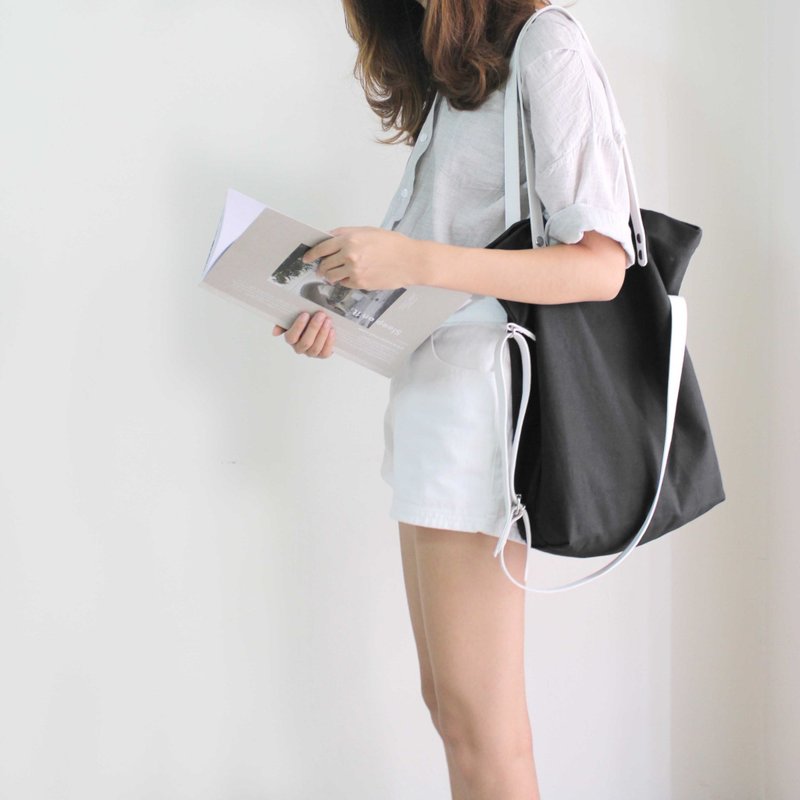 Black Signature tote - กระเป๋าถือ - วัสดุอื่นๆ สีดำ