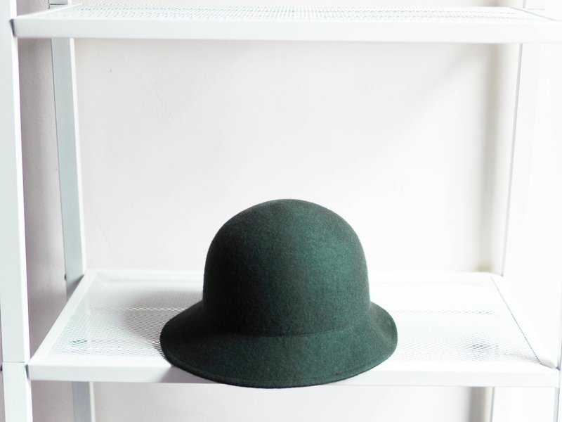 River Hill - classic and elegant French antiques / olive dark green round cap / antique plain compression quality sheep wool dome picture hat / cloche hat lady hat retro - Hats & Caps - Wool Green