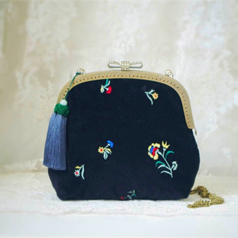 On the new first 50% off) mouth gold package cheongsam bag Messenger bag embroidered flower iphone phone bag mobile phone bag oblique bag bag bag birthday gift black - กระเป๋าแมสเซนเจอร์ - ผ้าฝ้าย/ผ้าลินิน สีดำ
