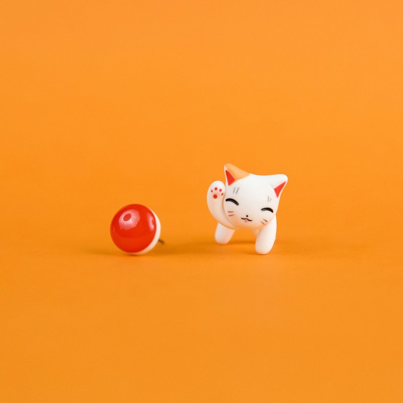 ホワイト|オレンジ招き猫ピアス、右足、手作りジュエリー、猫好きギフト - ピアス・イヤリング - 粘土 オレンジ
