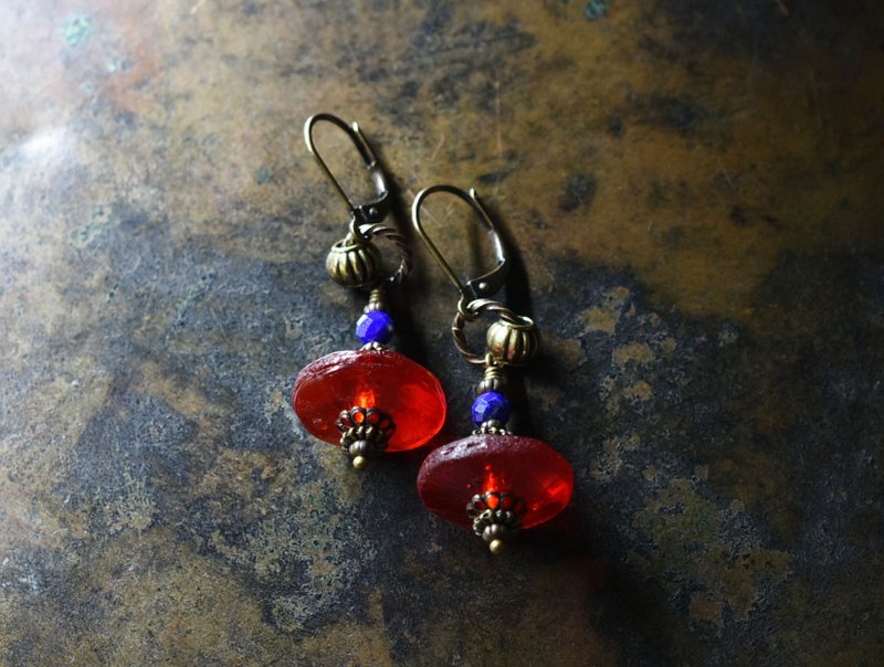 Bright red antique Bohemian bead and lapis lazuli ring earrings - ต่างหู - แก้ว สีแดง