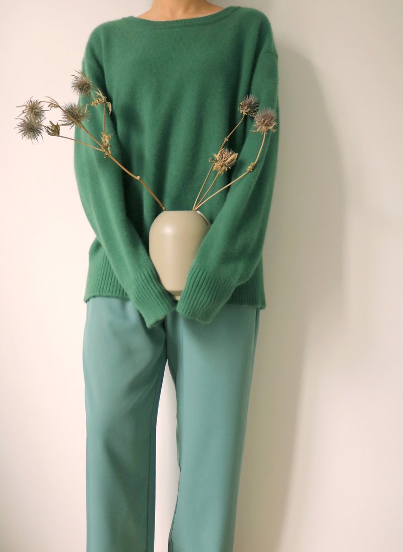 Skin-friendly and warm pine needle green cashmere wool sweater with boat neck - สเวตเตอร์ผู้หญิง - ขนแกะ สีเขียว