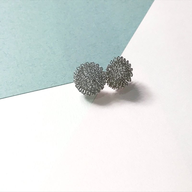 [Da Da Daily]Silver pearl flower earrings - Earrings & Clip-ons - Other Metals 
