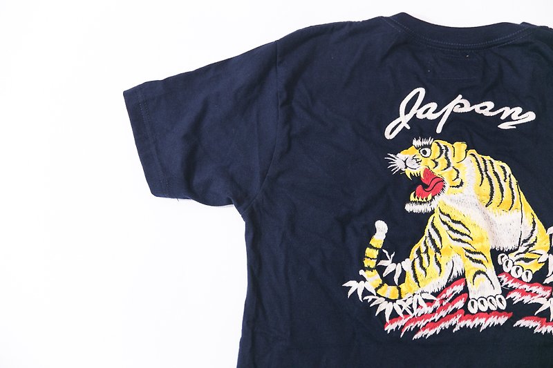 Embroidered Japanese T-shirt Tigers down the mountain handle Yokosuka Navy Blue - เสื้อฮู้ด - ผ้าฝ้าย/ผ้าลินิน สีน้ำเงิน