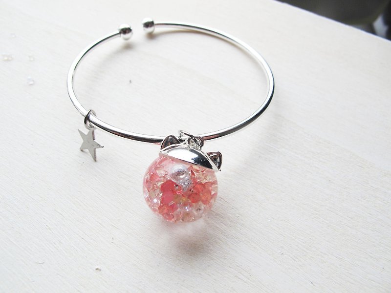 Rosy Garden light pink cat water inside glass ball bangle - Bracelets - Glass Pink