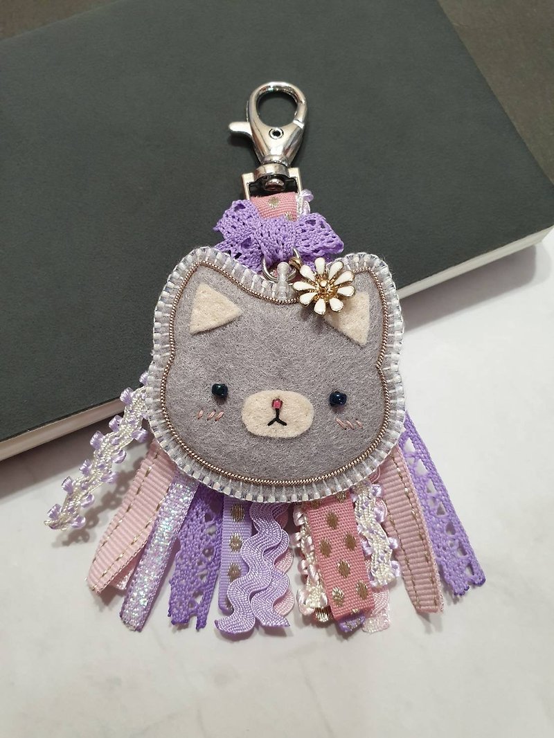 Gray cat with pink/purple tassel key chain - Charms - Thread Gray