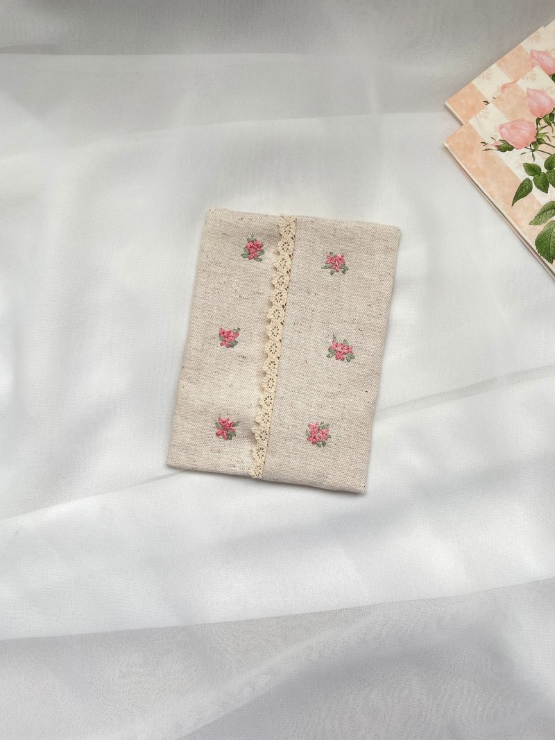 【芳小姐手作】刺繡小物 隨身面紙包。小版。謝師禮物 禮物 - 其他 - 棉．麻 粉紅色
