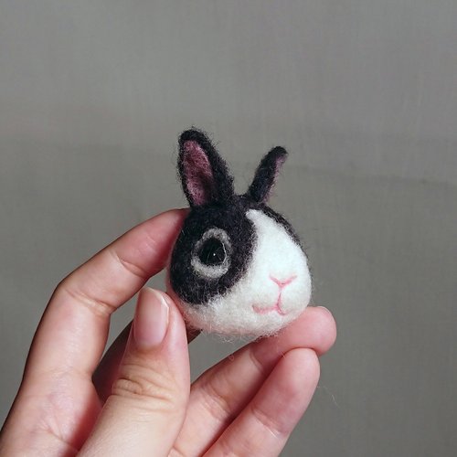 うさぎの頭の羊毛フェルトキーホルダー ブローチ 癒しの贈り物