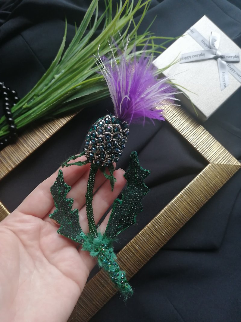 A brooch in the form of a thistle flower as a gift to a friend - เข็มกลัด - วัสดุอื่นๆ หลากหลายสี