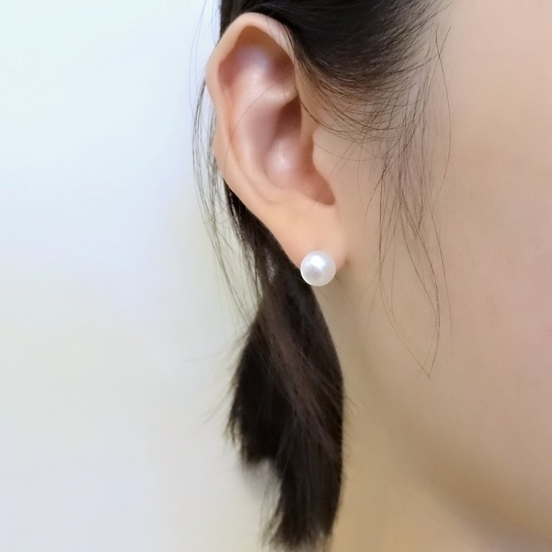 限量經典 | 中圓麵包型淡水珍珠 14K 包金貼耳耳環 | 8mm - 耳環/耳夾 - 珍珠 白色