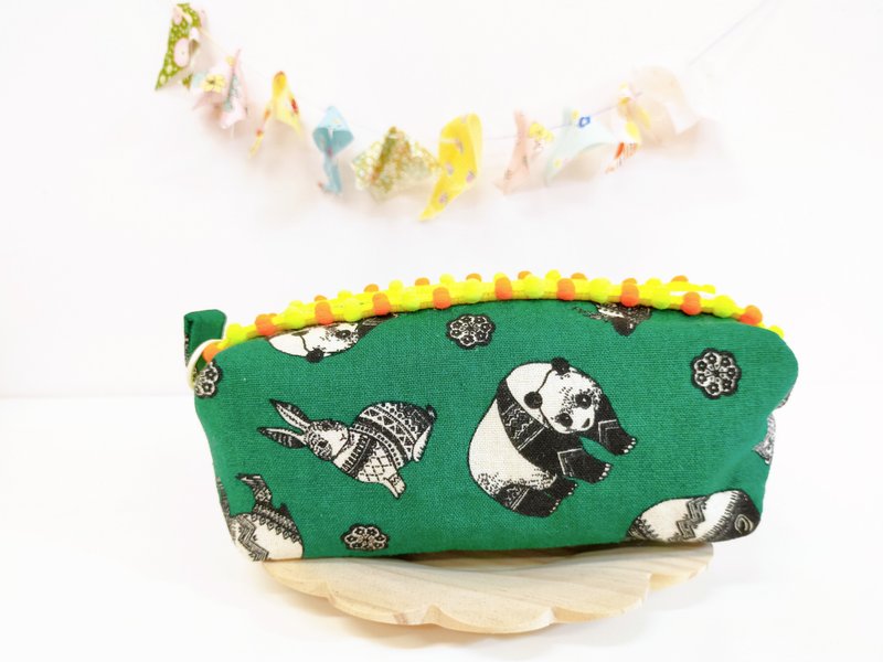 Small animal in sweater, fat bag, cosmetic bag, storage bag, pencil case - กระเป๋าเครื่องสำอาง - ผ้าฝ้าย/ผ้าลินิน 