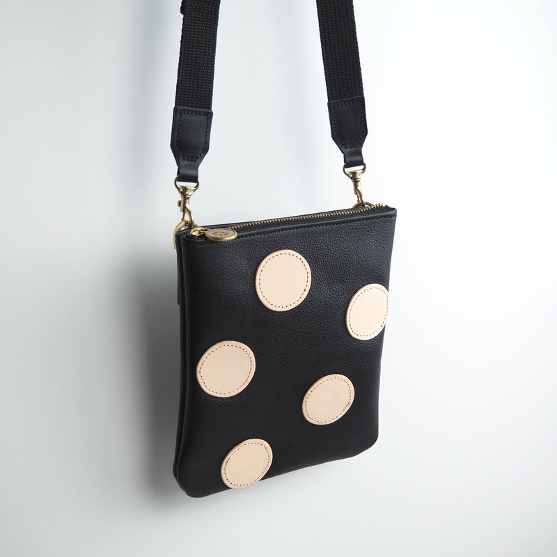 Zipper pochette / polka dot / black - กระเป๋าแมสเซนเจอร์ - หนังแท้ สีดำ