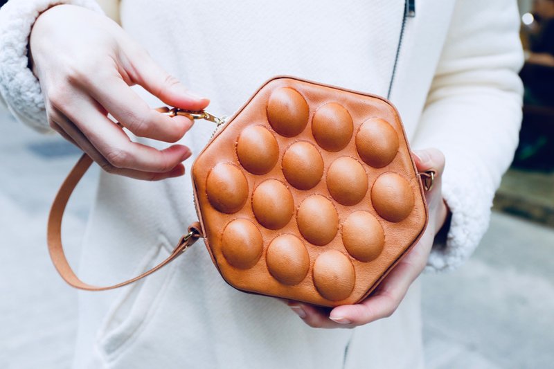 Leather egg waffle handle bag - กระเป๋าถือ - หนังแท้ 