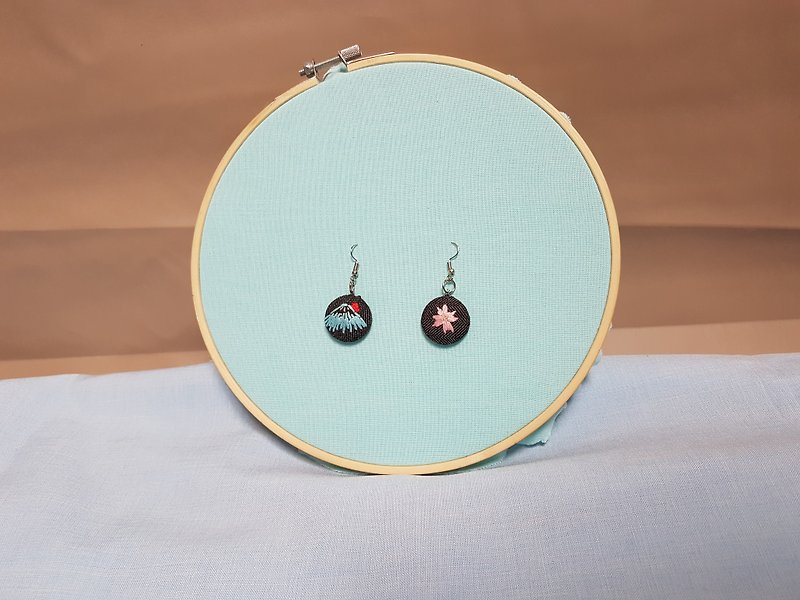 Hand embroidery botton earrings - Earrings & Clip-ons - Cotton & Hemp 