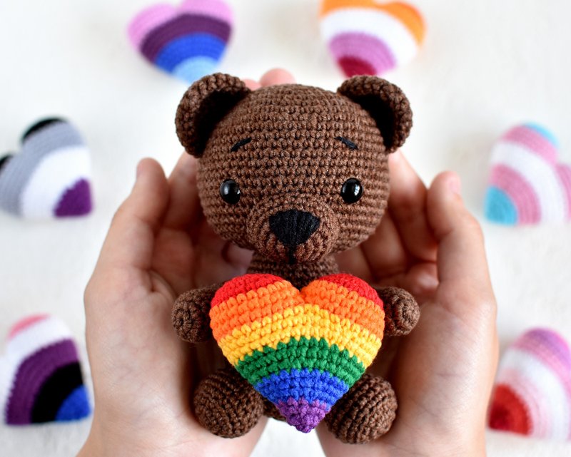 Pride plush bear / Crochet bear with rainbow heart / LGBTQ Pride - ตุ๊กตา - ผ้าฝ้าย/ผ้าลินิน 