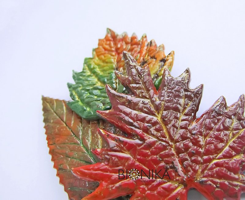紅葉ブローチメープルリーフピン感謝祭ブローチ秋葉ブローチピンギフト - ブローチ - 粘土 多色