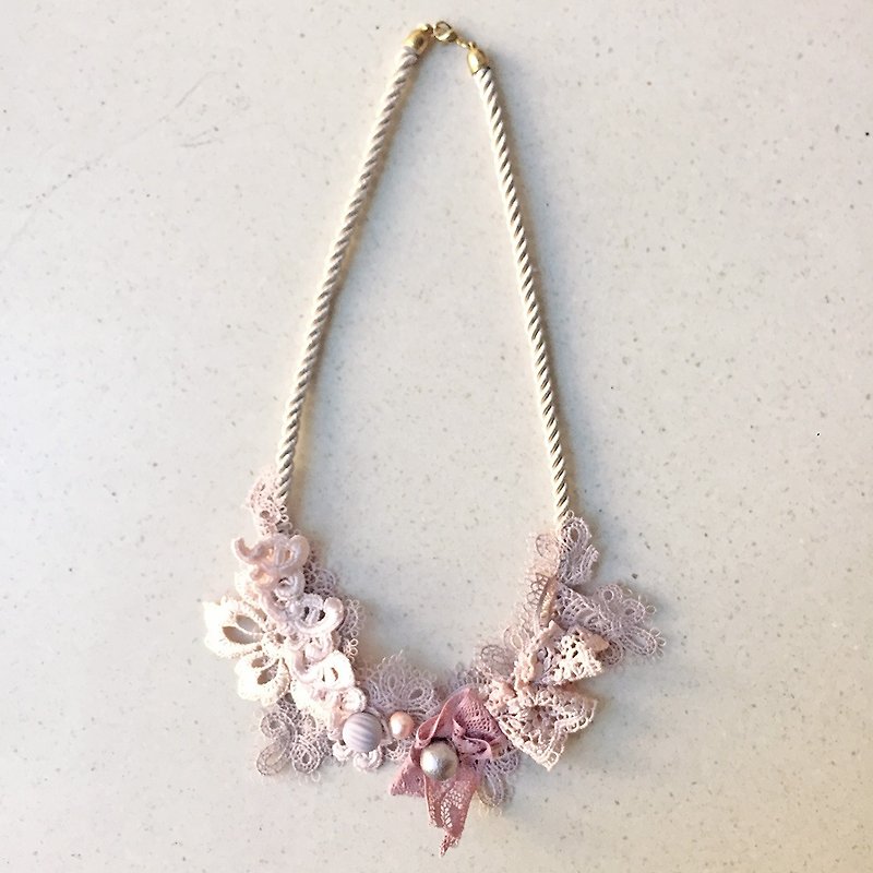 Jt Corner Handmade Dusty Pink Dyed Lace Cotton Pearl Antique Necklace - สร้อยติดคอ - ผ้าฝ้าย/ผ้าลินิน สึชมพู