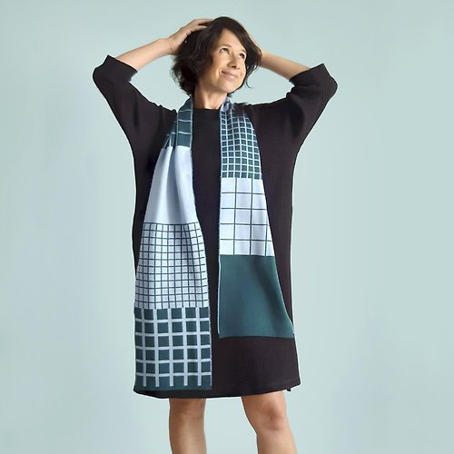 Olula Checked scarf in green made of soft merino wool. Quality scarves for her or him