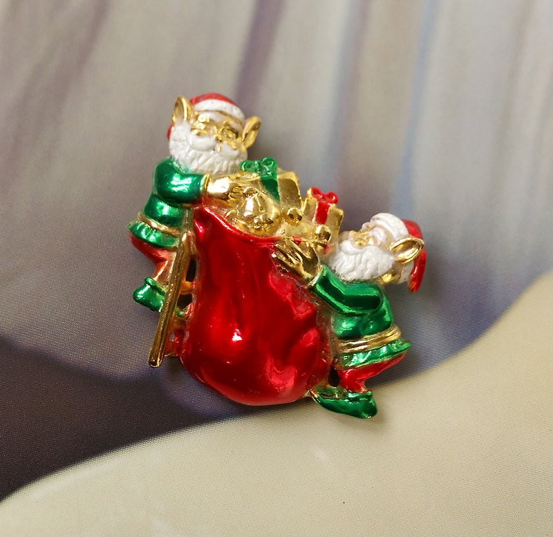 西洋のアンティークジュエリー。サンタがクリスマスプレゼントを整理するのに役立つクリスマスをテーマにしたAJCエルフピン - バッジ・ピンズ - 金属 ゴールド
