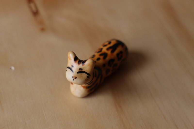 Leopard cat kitten stone (cat type laboratory) single - Stuffed Dolls & Figurines - Porcelain Gold