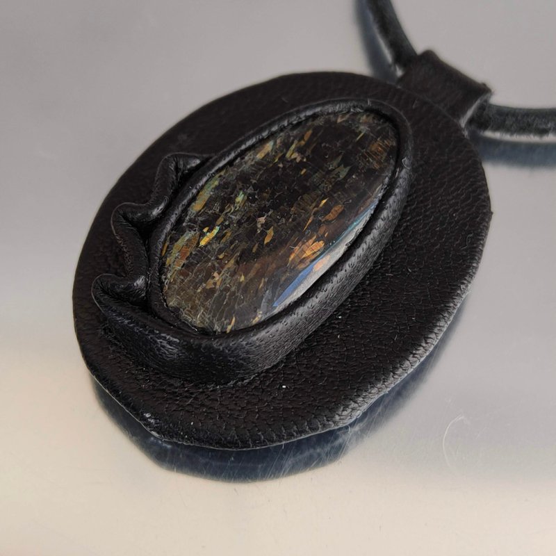 Genuine Greenland Nuummite leather choker necklace with black spinel beads - 項鍊 - 寶石 黑色