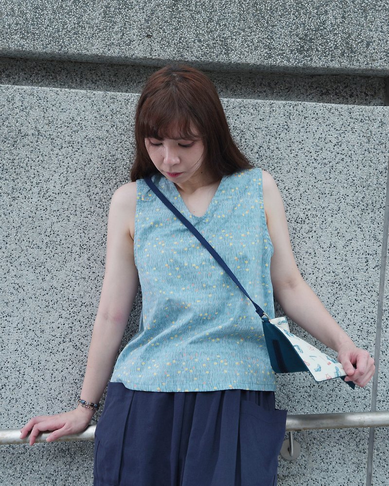 [Moriori Sea] V-neck vest Japanese kokka printed cotton - เสื้อกั๊กผู้หญิง - ผ้าฝ้าย/ผ้าลินิน สีน้ำเงิน