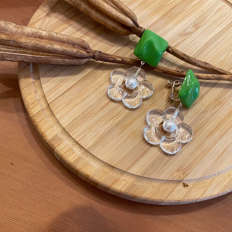 透明フラワーパールピアス/グラスグリーンスクエア/アクリルピアス - ピアス・イヤリング - プラスチック 