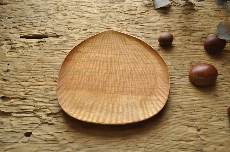 Japanese mountain cherry wood hand carved chestnut plate. Cherry / picnic / wood / cake dessert / carving / handmade - จานเล็ก - ไม้ สีส้ม