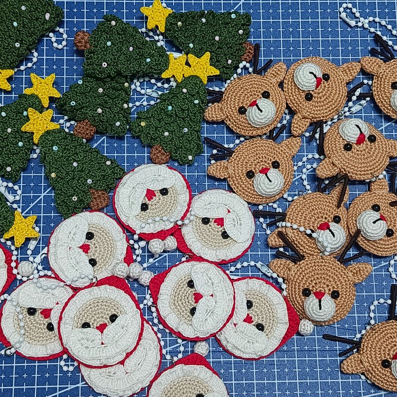 Christmas keychain crochet : Santa Reindeer Christmas tree - 吊飾/掛飾 - 其他材質 紅色