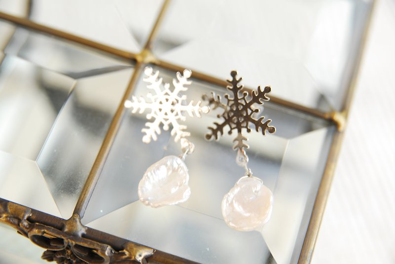Snow crystal and Keshi pearl earrings - Earrings & Clip-ons - Other Metals White