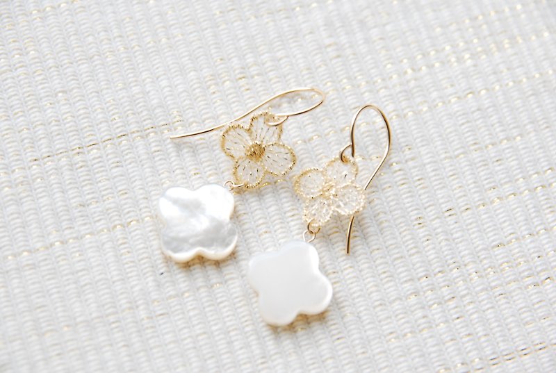 Lace and shell flower earrings white (14kgf) - Earrings & Clip-ons - Gemstone White