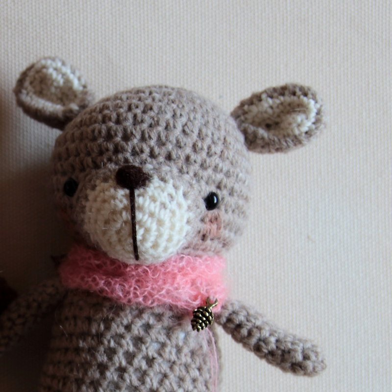 灰色の短い耳ウサギ、ピンクのかぎ針編みスカーフ - 知育玩具・ぬいぐるみ - ポリエステル グレー