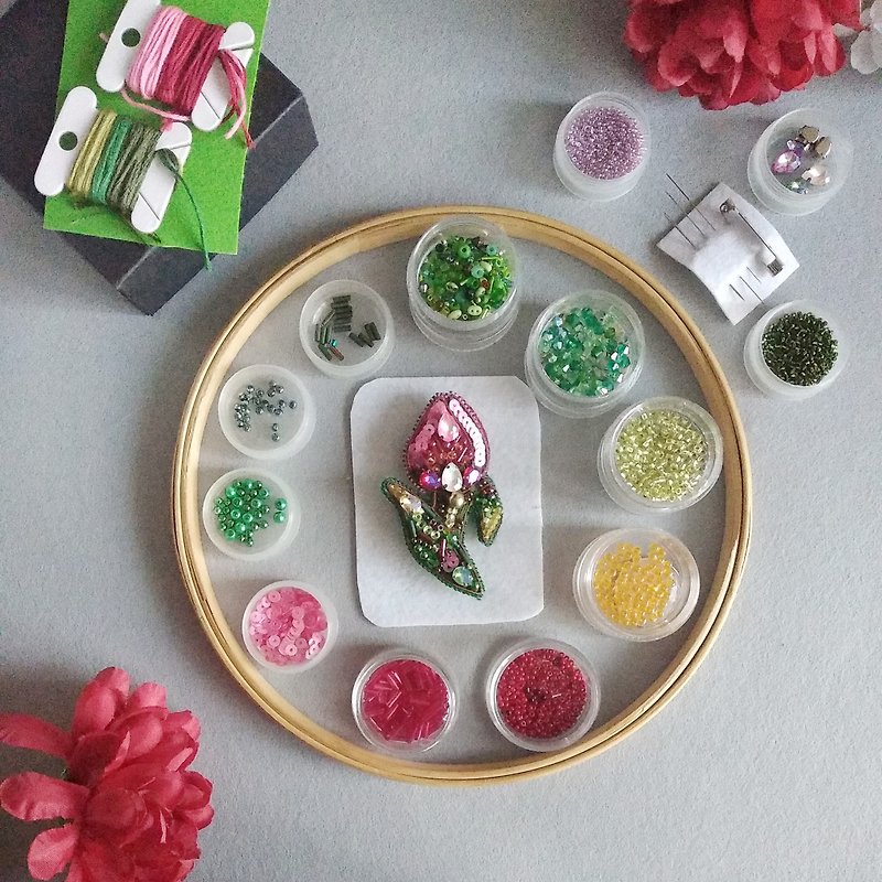 Materials for a brooch. Box with materials. DIY kit. Hobby embroidery - 編織/羊毛氈/布藝 - 其他材質 