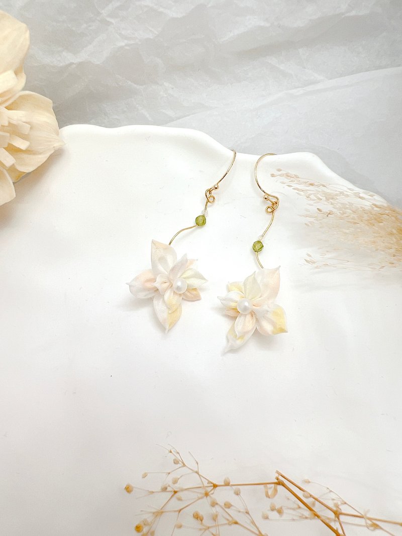 [Silk Fabric Flower] Stone Pearl Silk Fine Fabric Flower Ear Stud Clip-On Earrings - Earrings & Clip-ons - Silk Yellow