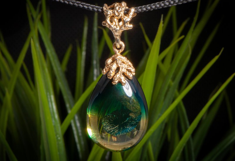 Enchanting Baltic Blue Amber Pendant: Turquoise-Hued Sparkly Jewelry Gift - สร้อยคอ - เครื่องประดับพลอย สีเขียว