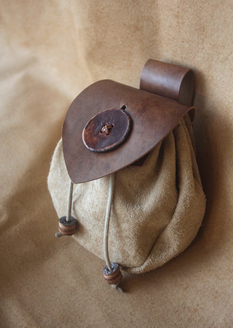 中世の革のバックル巾着袋 - ポーチ - 革 カーキ