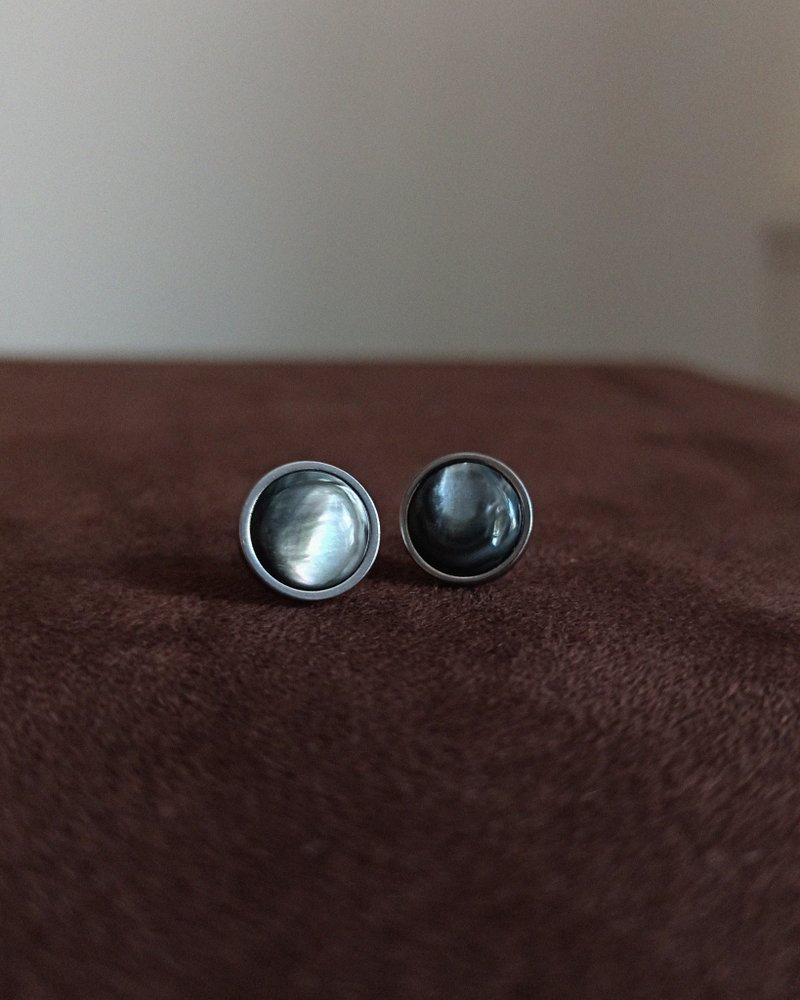 Black Mother-of-Pearl Round Stud Earrings - Neutral [Limited Edition] - ต่างหู - เปลือกหอย หลากหลายสี
