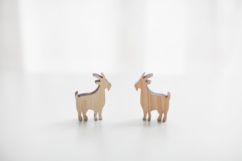 Customized name gift log light-colored wood chip-goat - ที่ห้อยกุญแจ - กระดาษ สีส้ม