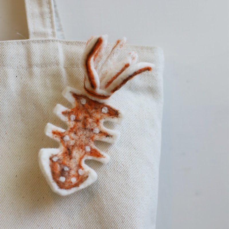 Woolfelting Grilled Squid Pin - เข็มกลัด/พิน - ขนแกะ สีนำ้ตาล