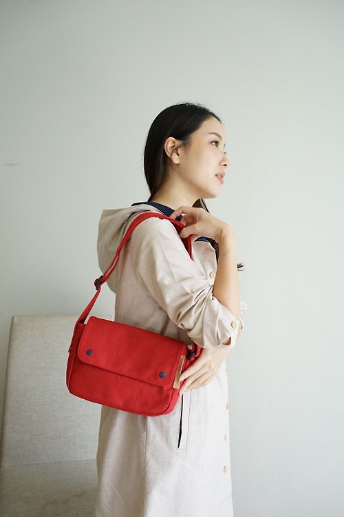 Something Simple PEBBLE - canvas cross body bag (red)