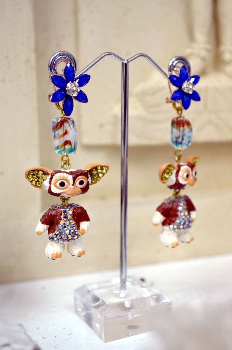 TIMBEE LO 小魔怪耳環 SWAROVSKI 水晶 貼鑽 - 耳環/耳夾/耳骨夾 - 塑膠 多色