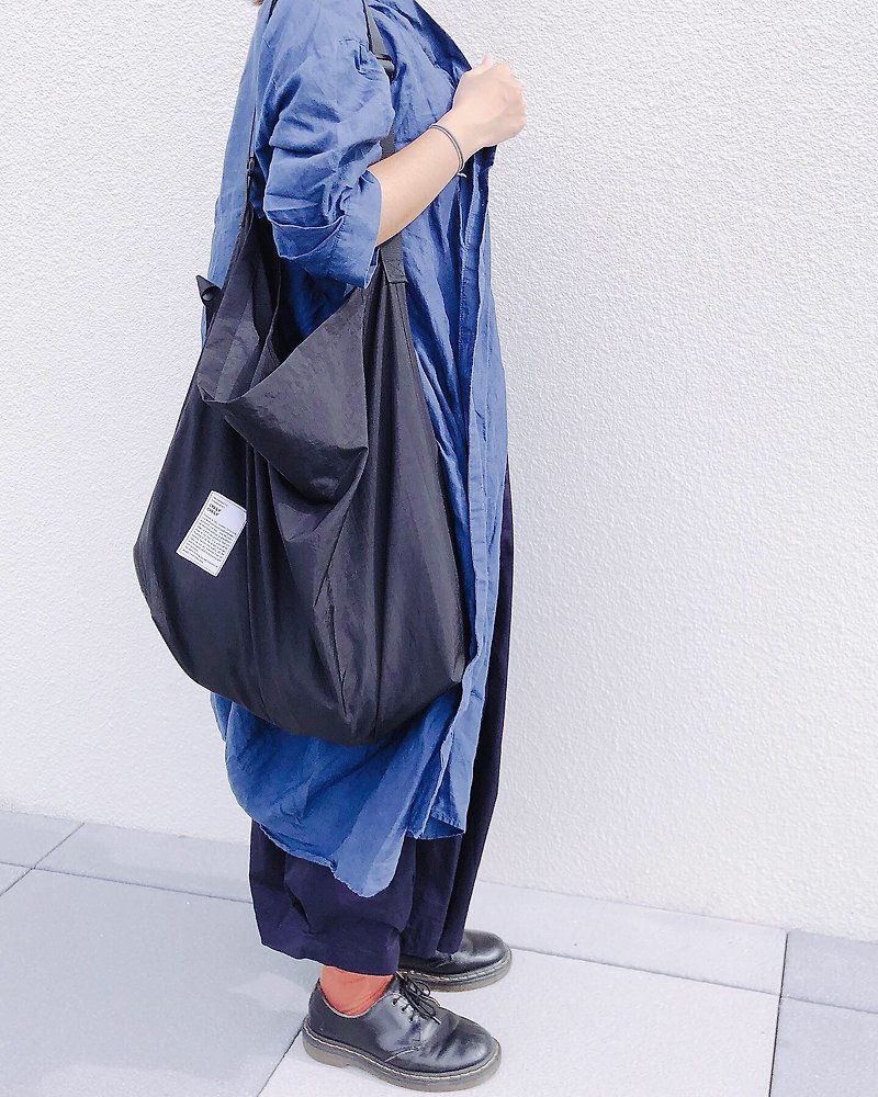 Lazy Bag black and light waterproof and casual wide bag shoulder / shoulder / strap adjustable - Messenger Bags & Sling Bags - Other Man-Made Fibers Black