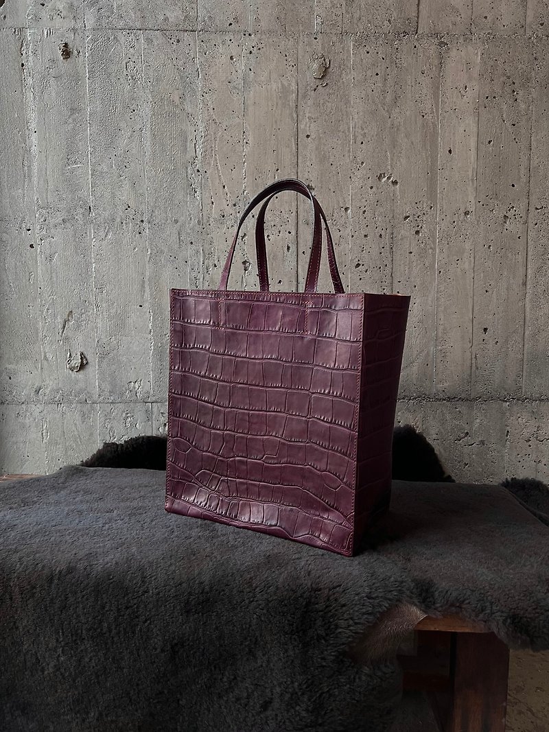 Real kraft paper bag red wine crocodile [LBT Pro] that gets fatter and taller - กระเป๋าถือ - หนังแท้ สีม่วง